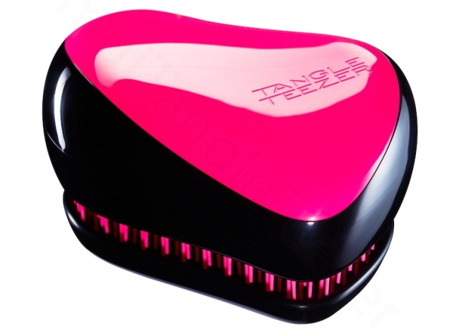 Kartáč Tangle Teezer. Jeho štětiny jsou speciálně rozvrhnuty a mají jedinečnou schopnost ohnout se nad zacuchaným místem, které rozčešou bez nepříjemného tahání či bolestivého trhání.