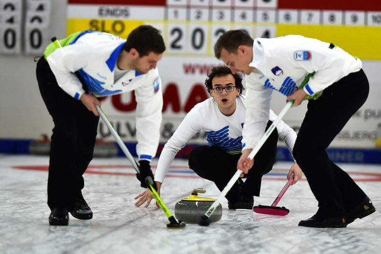 Zkušenosti z curlingu můžete zúročit při úklidu domácnosti.