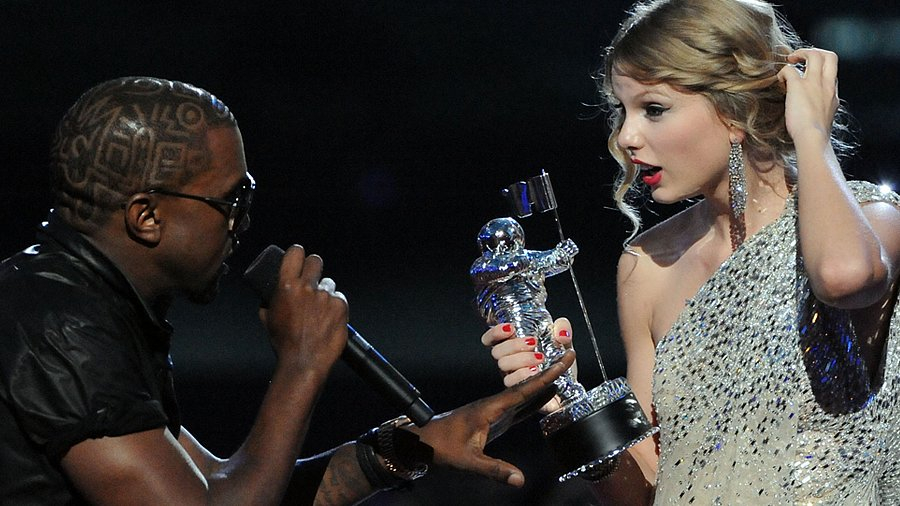 Taylor Swift se akorát chystala pronést děkovnou řeč, když se z ničeho nic objevil Kanye West a udělal to za ní. Nyní spolu údajně mají spolupracovat.