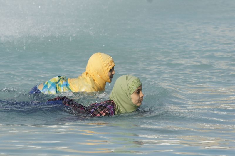 Muslimské ženy zůstávají zahalené i při koupání. Migrující muslim pak v Evropě prožívá o to větší šok, z něhož jej nějaký manuál nemůže vytrhnout.