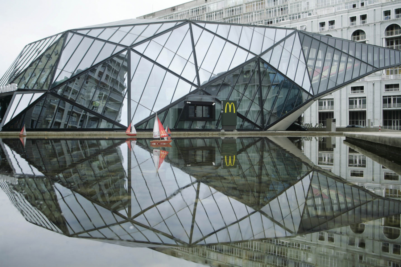 Čerpací stanice a McDonald’s v Batumi. Stavba, kterou projektoval gruzínský architekt Giorgi Khmaladze, v sobě dovedně odděluje oba provozy, benzinku od restaurace.