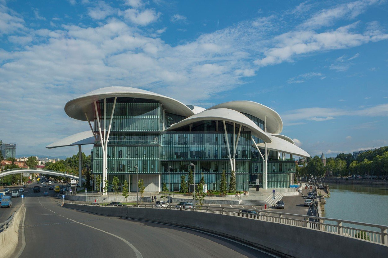 Centrum veřejných a sociálních služeb v Tbilisi, s 11 okvětními plátky na až 35 metrů vysokých sloupech ve tvaru rozvětvených kmenů. Místní budově přezdívají „deštníky“.