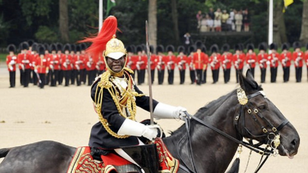 Major královské jízdy Nana Kofi Twumasi-Ankrah byl vybrán do funkce equerryho - osobního bodyguarda a asistenta královny.