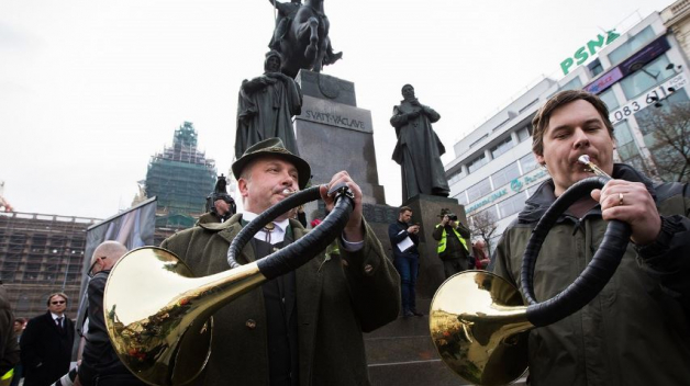 Už troubějí, už troubějí, na horách je Lenin...