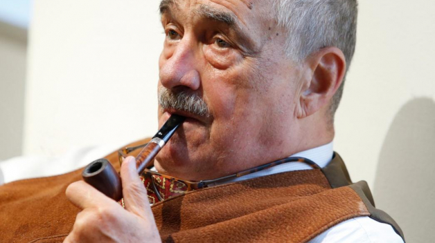 Bývalý předseda TOP 09 Karel Schwarzenberg vyzval voliče, ať neriskují propadnutí hlasů a nevolí strany, u nichž je riziko nezvolení. To se týká i jeho vlastní topky.