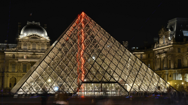 Pařížský Louvre skrývá mnoho tajemství. Záhady začínají už u skleněné pyramidy, která před ním stojí.