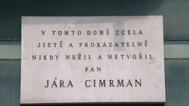 Cedule na domě, ve kterém Jára Cimrman nikdy nežil.