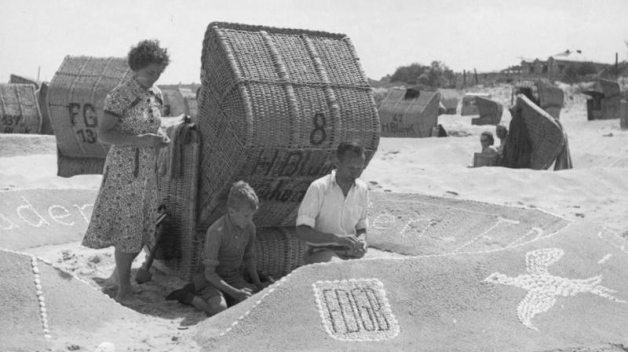 Rodinná dovolená na pláži u Ahlbecku na ostrově Usedom v roce 1952.