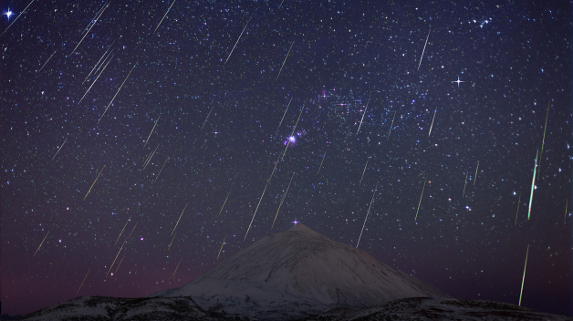 Vulkán Pico de Teife na ostrově Tenerife v záři Geminid