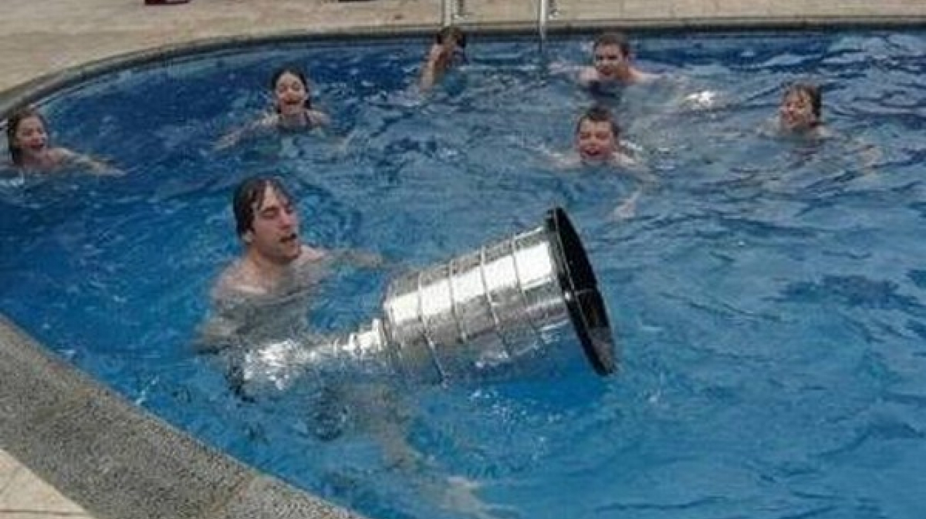 Stanley Cup se těm šíleným, věčně ožralým a nevypočitatelným hokejistům vždycky jen půjčuje. 