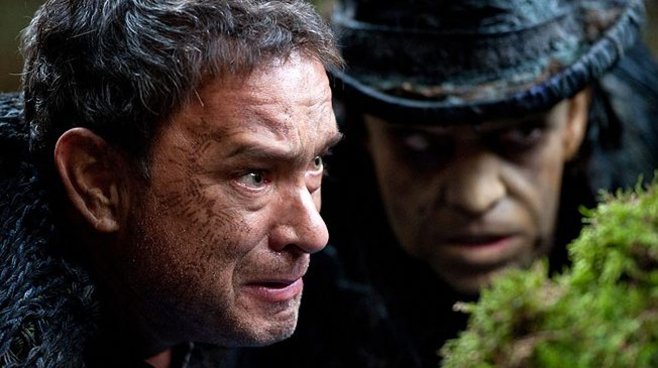 Film Atlas mraků vypráví šest příběhů. Děj nejstaršího se odehrává na počátku 19. století, poslední pak v postapokalyptické budoucnosti  - na snímku Tom Hanks a Hugo Weaving.