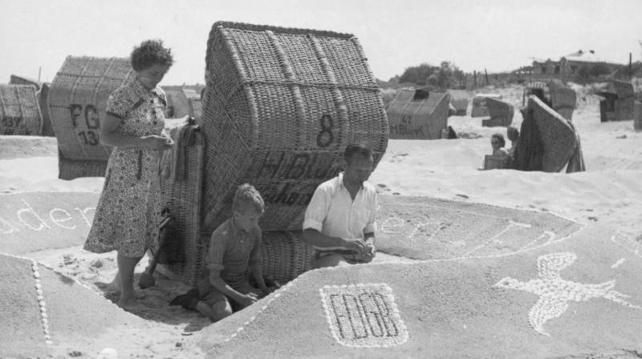 Rodinná dovolená na pláži u Ahlbecku na ostrově Usedom v roce 1952.