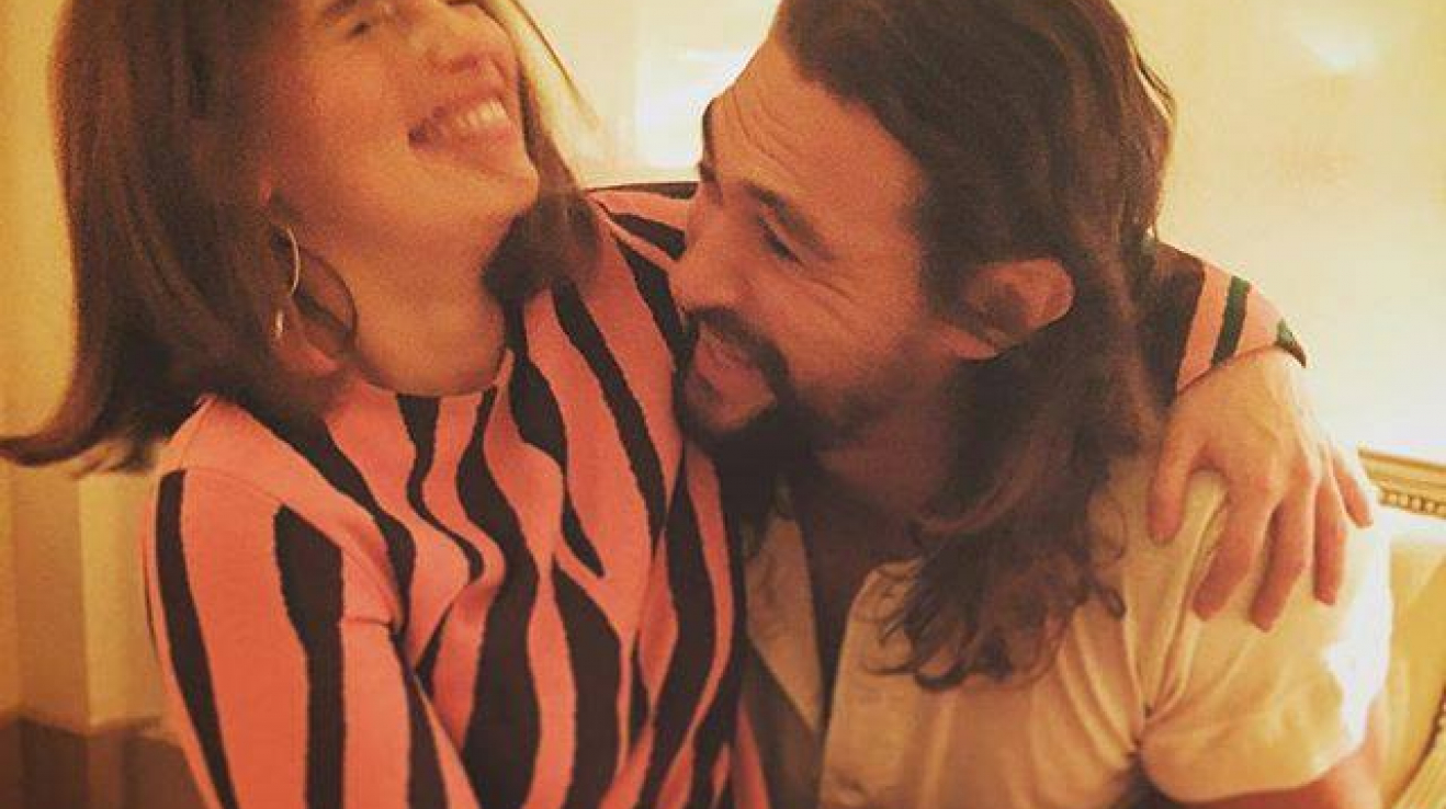 První věta odkazuje na to, co řekla Daenerys před Khalovou smrtí čarodějka Mirri. Konkrétně, že Khal Drogo bude stejný jako předtím až slunce vyjde na západě a zapadne na východě.