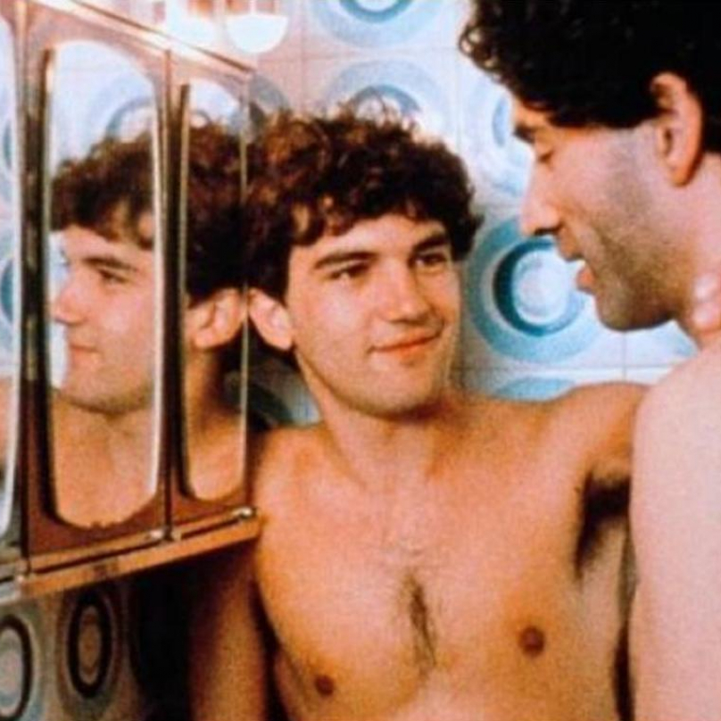 Antonio Banderas ve svém debutovém filmu. Labyrint vášní (1982). 