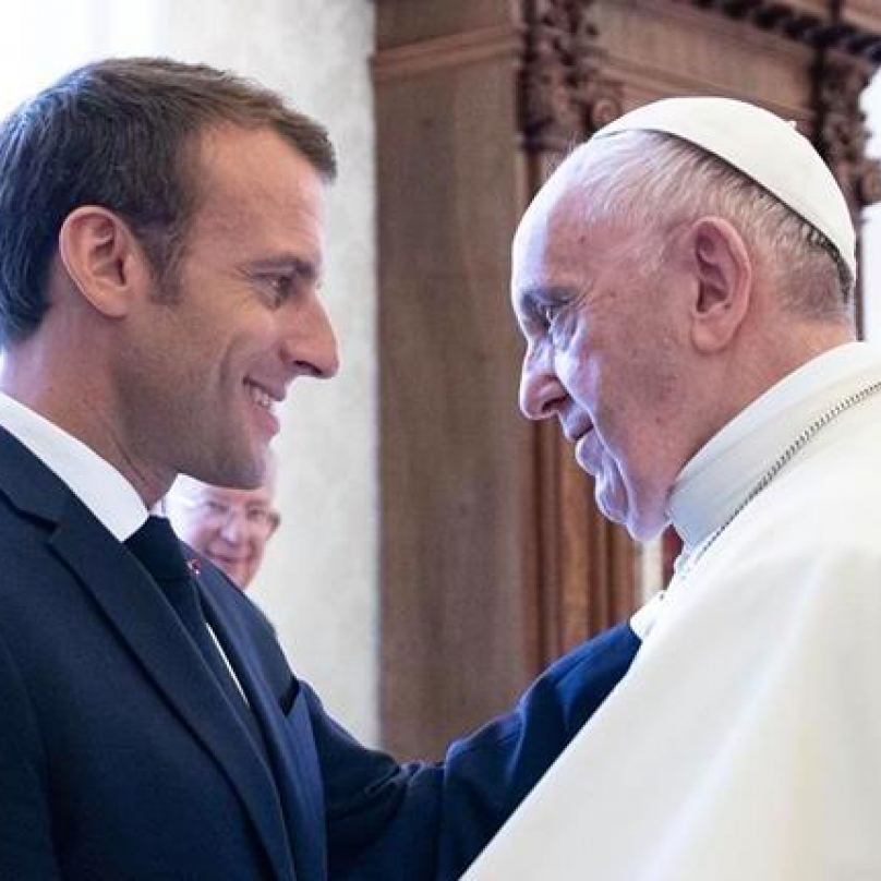 Francouský prezident se setkal s Papežem Františkem.