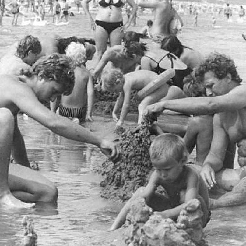 Sezóna v plném proudu. Stavění hradů z písku na pobřeží Baltu u letoviska Boltenhagen v roce 1986.