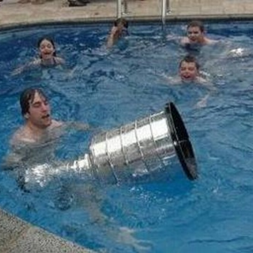 Stanley Cup se těm šíleným, věčně ožralým a nevypočitatelným hokejistům vždycky jen půjčuje. 