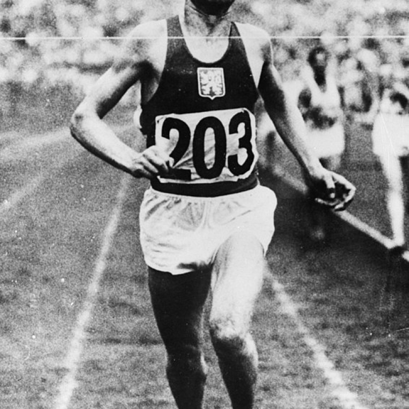 Finišující Emil Zátopek. Na olympijských hrách v Helsinkách v roce 1952 dosáhl na zlatý hattrick. Vyhrál běh na 5 km, 10 km i maratón. 