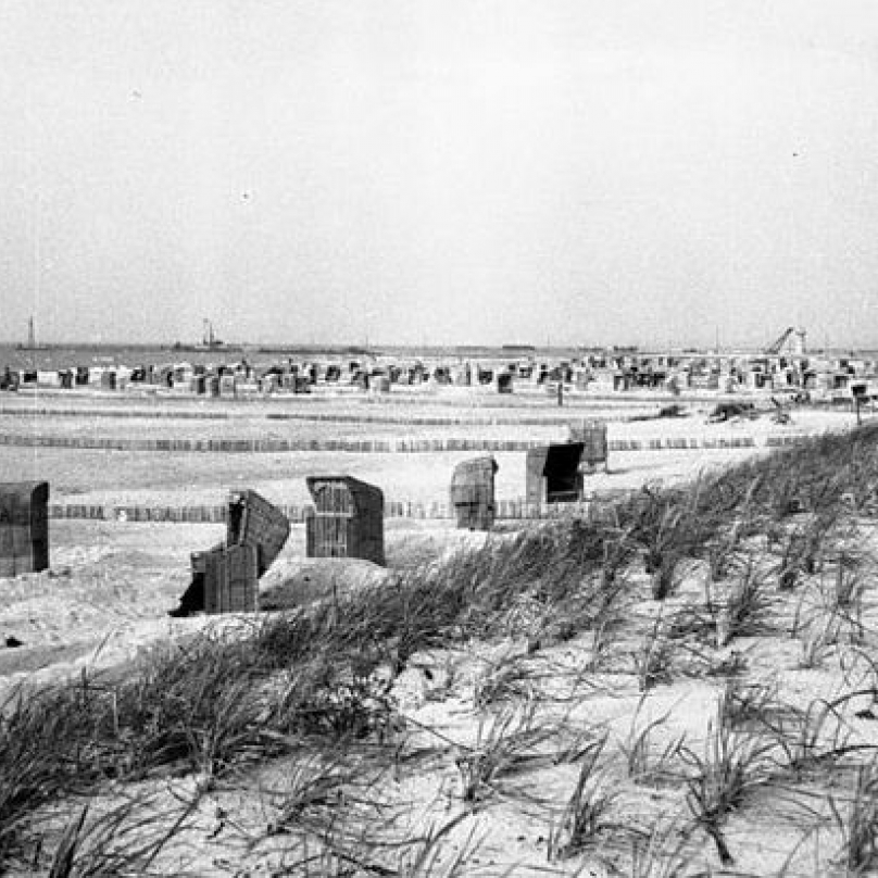 Pohled na pláž Baltského moře nedaleko Warnemünde v červenci 1949.