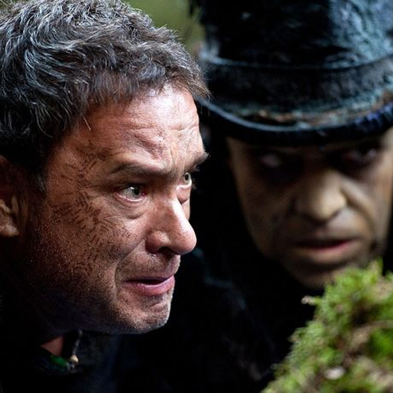 Film Atlas mraků vypráví šest příběhů. Děj nejstaršího se odehrává na počátku 19. století, poslední pak v postapokalyptické budoucnosti  - na snímku Tom Hanks a Hugo Weaving.