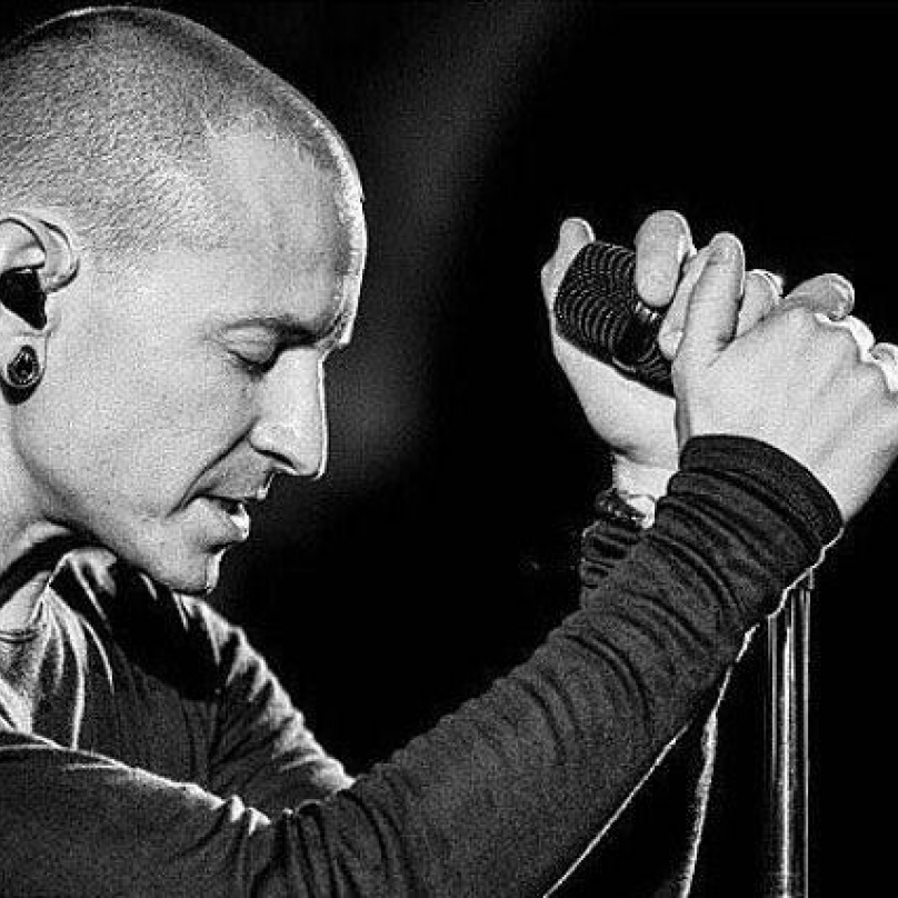 Zpráva o smrti základního kamene skupiny Linkin Park zasáhla celý hudební svět.