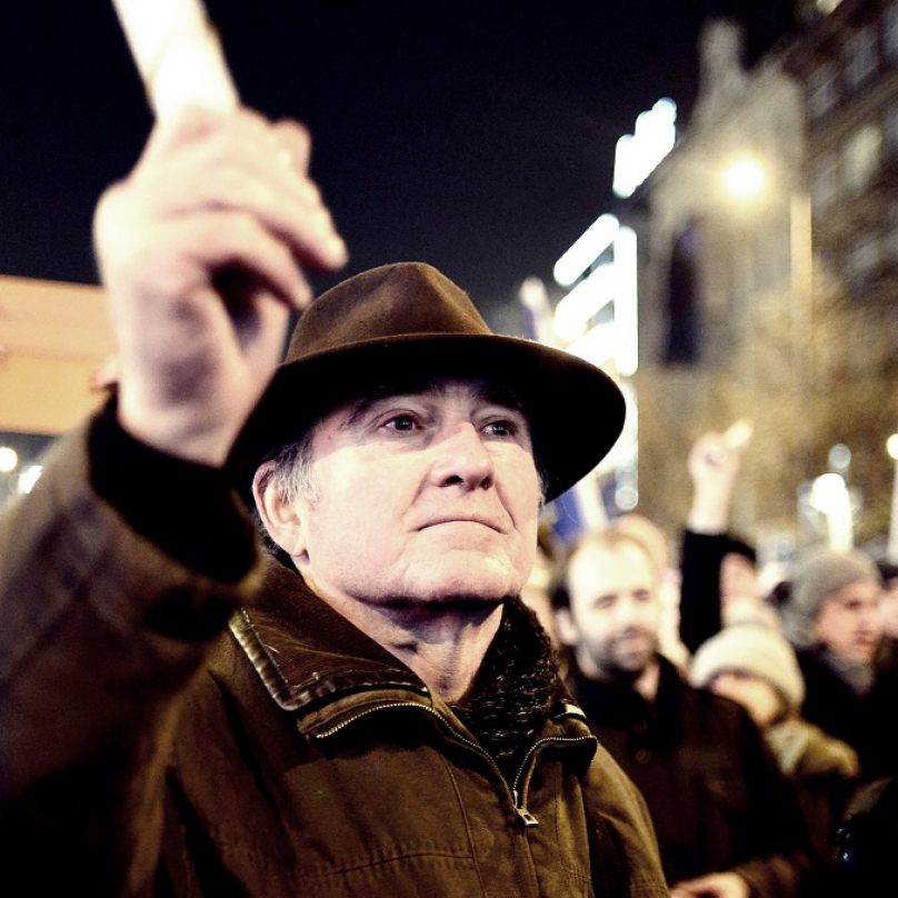 Směrem ven od hlavního davu se podle některých účastníků měnila nálada i míra agrese.