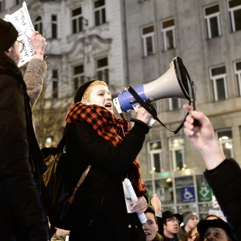 Umět hymnu nazpaměť, vlastnit megafon a dostatek cedulí s univerzálními hesly je prostě základ.