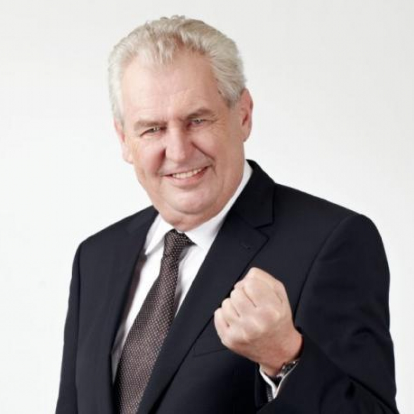 Miloš Zeman byl za pomocí systému kladek a jeřábu vyzvednut do penzionu Jitřenka