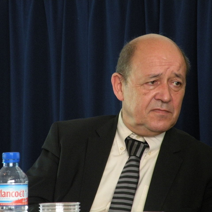 Ani Jean-Yves Le Drian, francouzský ministr zahraničí, není mafián.