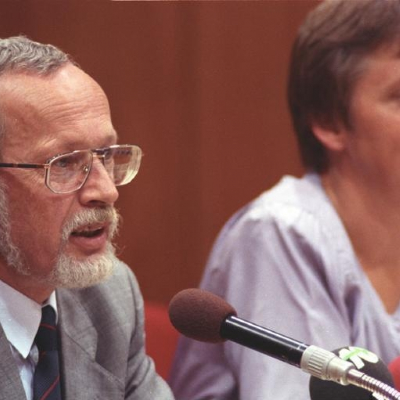 Angele Merkel v roce 1990. Vedle ní na snímku Lothar de Maizière poslední předseda vlády NDR před sjednocením Německa.