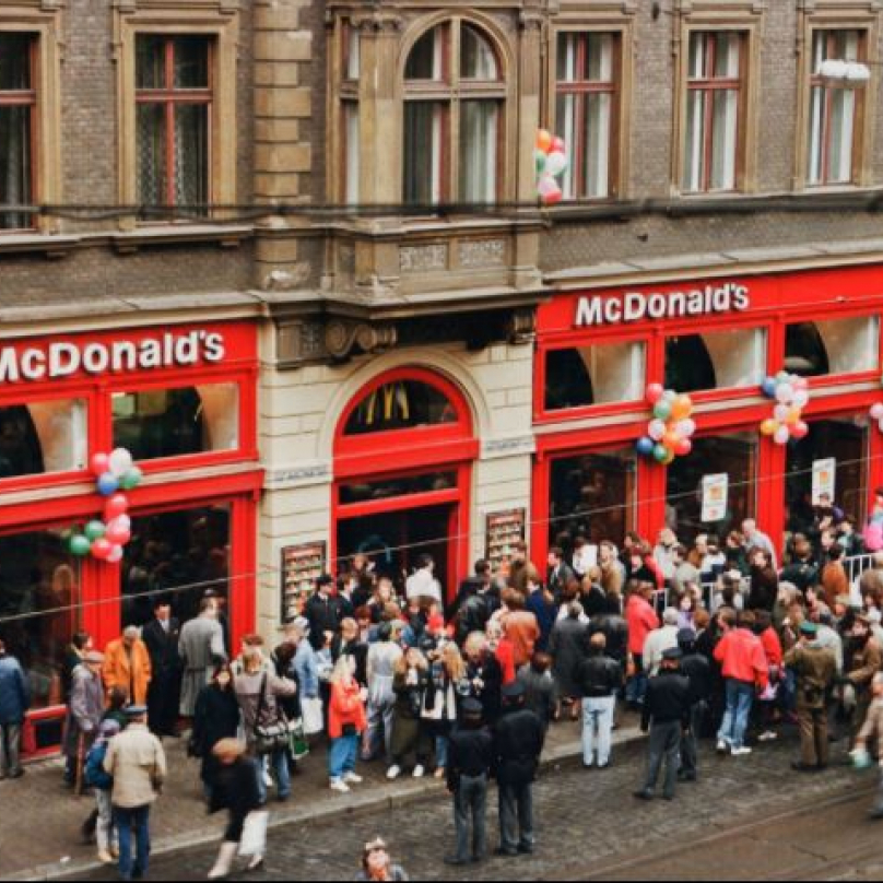 Před 26 lety se v Česku otevřela první pobočka fastfoodového řetězce McDonald´s.