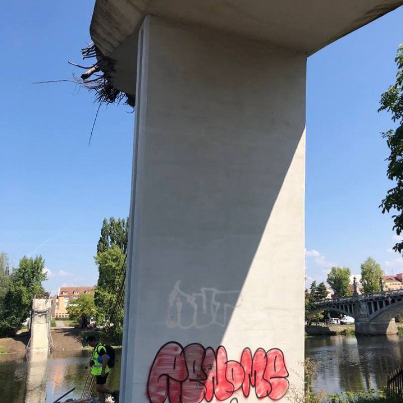 Byla v žalostném stavu. Jen spadnout.