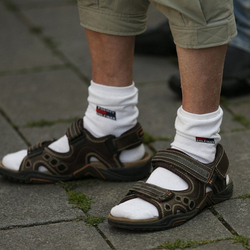Ponožky v sandálech jsou základ