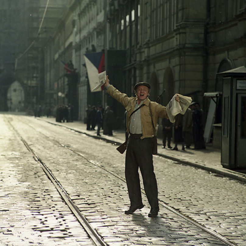 Budoucí ministr kultury Jandák vítá rudoarmějce ve filmu Osvobození Prahy.