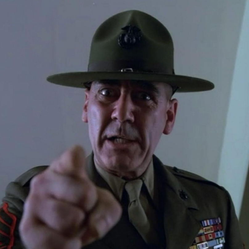 R. L. Ermey aka seržant Hartman děsil všechny milovníky Olověné vesty. Herec v neděli zemřel.