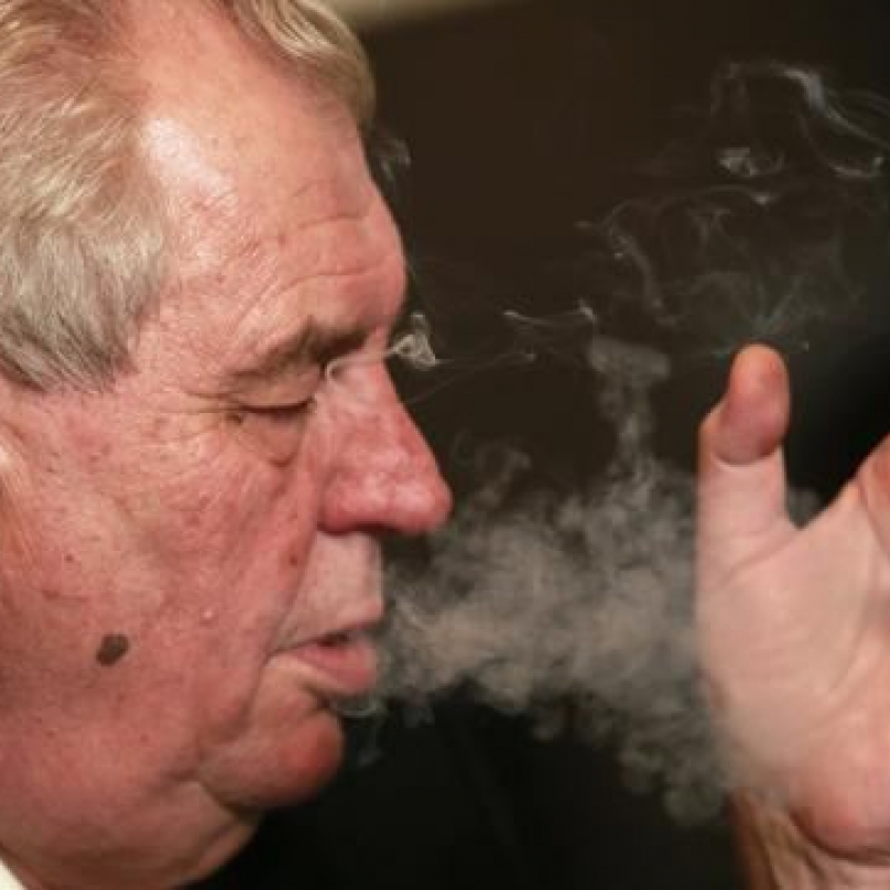 Zeman se těší na skokový úbytek kuřáků v ulicích po Duterteho zásazích. Alespoň prý zbyde více cigaret pro něj samotného, zabarikádovaného na Hradě.