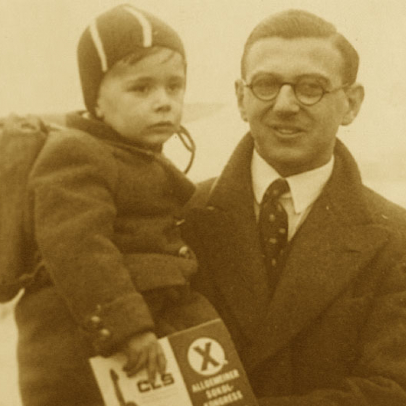 Fotografie, která obletěla svět. Nicholas Winton s jedním z dětí, které čeká budoucnost.