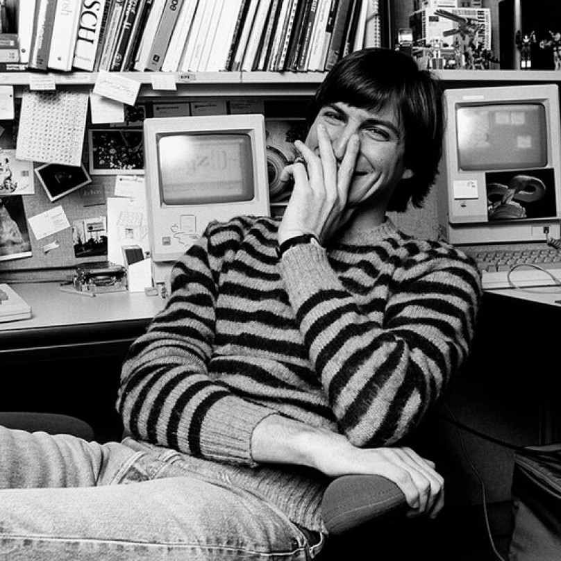 Steve Jobs. Zakladatel, výkonný ředitel a předseda představenstva firmy Apple a zároveň jedna z nejvýraznějších osobností počítačového průmyslu posledních čtyřiceti let. Zemřel 5. 10. 2011.