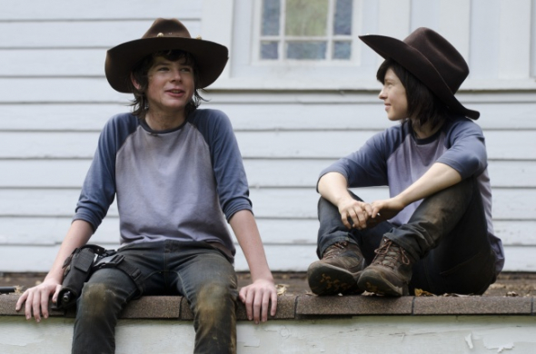 12. Živí a mrtví: Chandler Riggs (vlevo) a jeho dvojník Emily Brobst - věkový rozdíl cca 15 let