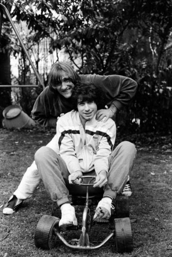 2. Gérard Depardieu a John Travolta, 1982