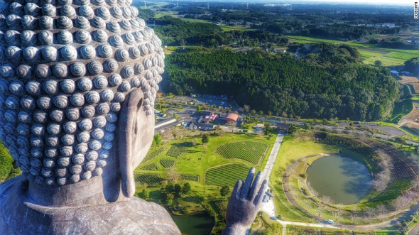 120 metrů vysoká socha Buddhy v japonském Ushiku Daibutsu 