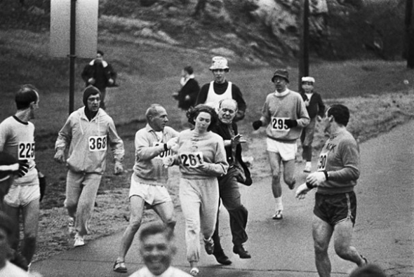 4. Organizátoři se snaží zastavit Kathrinu Switzer, první ženu, která dokončila Bostonský maraton (1967)