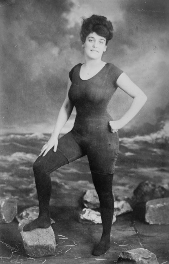 8. Annette Kellerman propaguje práva žen na nošení jednodílných plavek (1907)