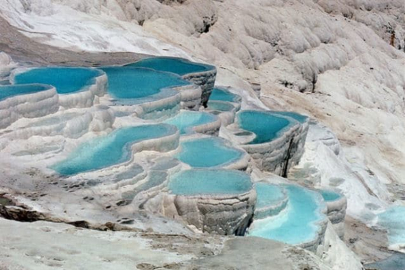 18. Pamukkale Travertine Terasa, Turecko