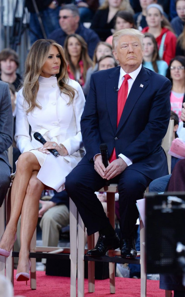 Na The Today Show 2016 v bílém kabátě a růžových jehlách